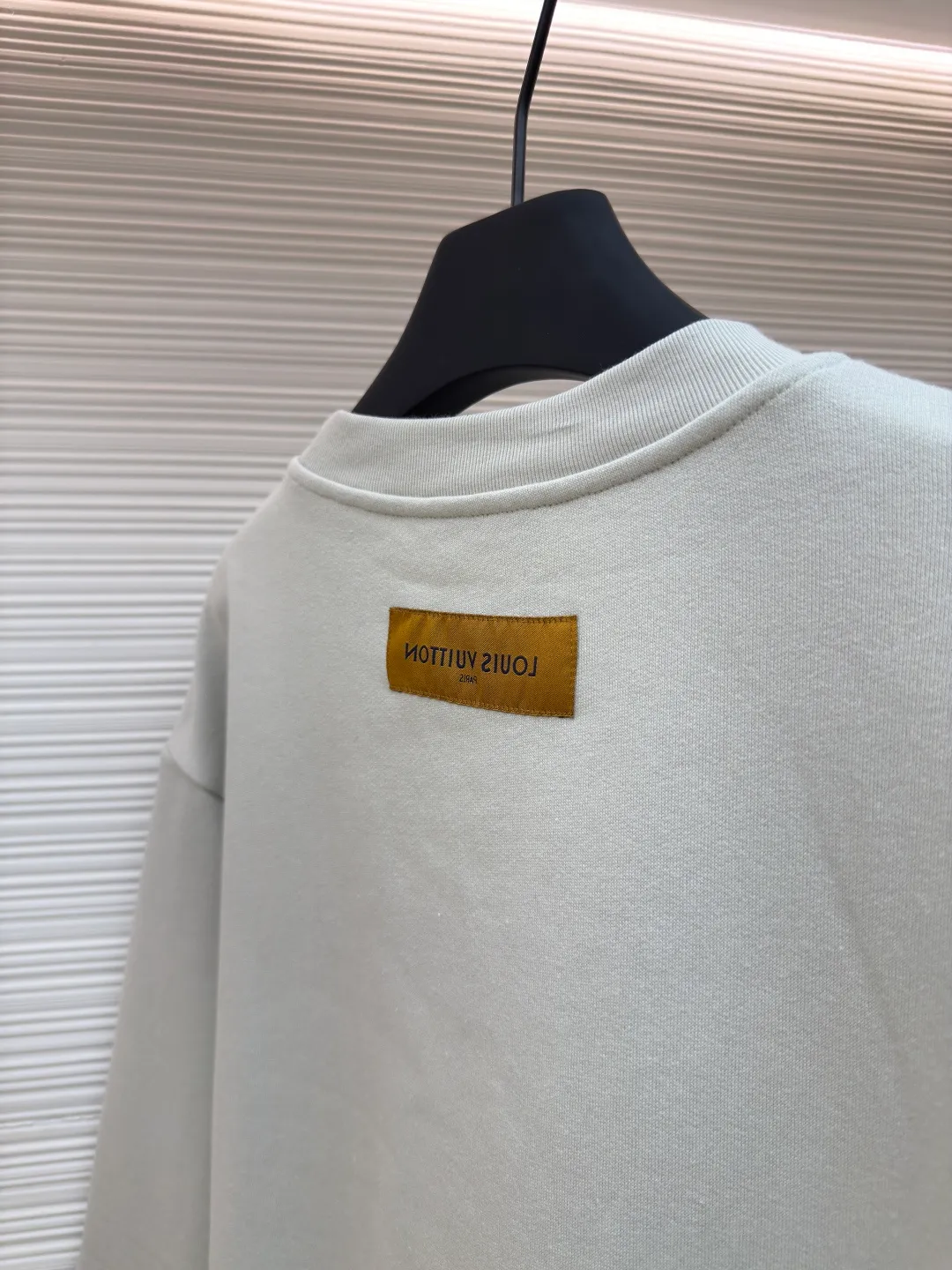 LOUIS VUITTON Wool embroidered attention-grabbing sweatshirt ●Authentic product: Purchased and developed for 11600 ●Item number: 1680517-A85 ●Fabric: double-ply cotton sweatshirt fabric ●Technology: embroidered patch production ●Version: fitted version ●Weight: about 565 grams ●Size: XS-S-M-L ●Description: The fabric is made of 32s double-ply cotton sweatshirt fabric. After the gray cloth is dyed and shaped, the base fabric is made of fleece shearing. It is matched with a 26s double-yarn horizontal plate machine to weave the ribs. The AB color is made according to the Y version color. The rib color of the bulk fabric is custom-dyed. The front panel is hand-embroidered and embroidered with a seal. The seal is embroidered with a Tajima towel machine imported from Japan. It is made, the yarn is dyed according to the pattern, using 26s/2 wool 30% blended yarn, the bottom layer is made of two-line non-woven fabric, three-dimensional towel embroidery + flat embroidery, laser positioning burnt cutting non-woven fabric hollow effect, later manual finishing of the corner edges, trimming the edge stop to the minimum, completely matching the same width as the pattern. The overall wiring is straight and delicate, the fabric is comfortable and soft, and the color is consistent without color difference. It can be matched with the same style to create a fashionable look and control various occasions. Customized accessories, complete with three standards, same style for men and women!